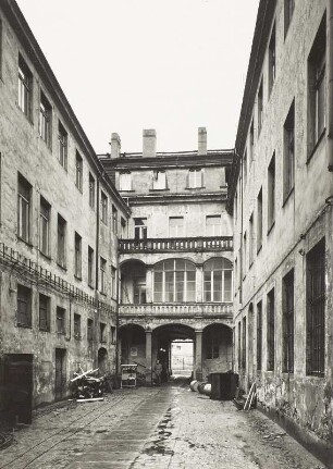Dresden-Neustadt, Köpckestraße (Große Meißner Straße) 15. Ehem. Kollegienhaus (1723-1724; J. G. Gebhardt). Erster (Großer) Hof gegen das Vordergebäude