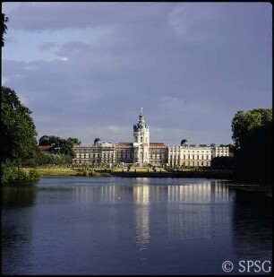 Berlin, Schloss Charlottenburg, Blick über den Karpfenteich.