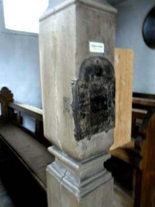 Fuchsstadt-Katholische Pfarrkirche-Langhaus Innen-hölzerner Opferstock mit Schmiedeeisernem Verschluß (18-19 Jh)