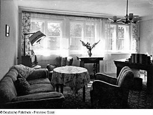 Wohnzimmer der Erdgeschoßwohnung : Bautzen, Martin-Hoop-Straße 41. Wohnhaus (1954 erbaut). Erdgeschoßwohnung. Wohnzimmer (von Dr. Bögel?). Ansicht mit Sitzgruppe und Schreibtisch