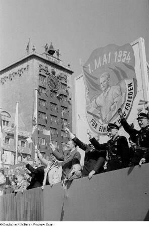 Blick auf die Tribüne, mit dem Leipziger Oberbürgermeister Erich Uhlich (4.v.r.)