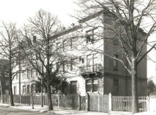 Dresden-Trachau, Wilder-Mann-Straße 9/Ecke Industriestraße. Wohnhaus mit Ladeneinbau. Straßenansicht von Nordost