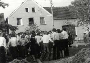Maibaumwerfen in Spohla : Gesellschaftliche Volkskultur - Frühling. Ort: Spale / Spohla. Maibaumwerfen