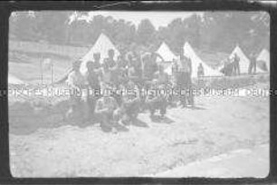Internierung der Besatzungsangehörigen der "Columbus" im in Algerien gelegenen Internierungslager "Camp Suzzoni", Gruppenbild anderer Kriegsgefangener vor den Unterkünften (Zelten) des Lagers