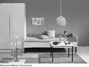 Bett : Schlafzimmermöbel (1972; Zentrales Entwicklungsbüro Schkeuditz). Ansicht mit Wäscheschrank, Bett und Beistelltisch