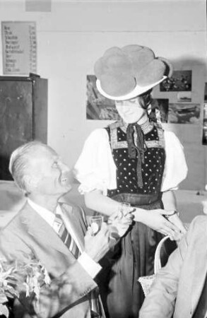 Freiburg: Festakt im Hangar; Gruppen mit Oberbürgermeister Keidel, Gen. Fuhr (3. Franz. Div.), Trachten
