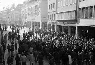 Freiburg: Demonstration gegen Straßenbahntarife; Kaiser-Joseph-Straße mit Demonstranten und Lautsprecherwagen, Richtung Bertoldsbrunnen