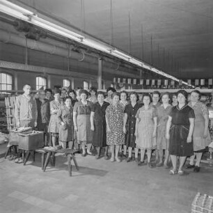 Hainitz, Flachsspinnerei : Hainitz. VEB Flachsspinnerei Hainitz. Gruppenbild von Mitarbeitern in der Produktionshalle