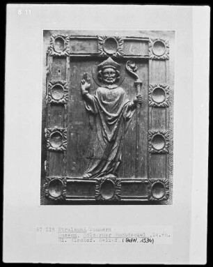 Buchdeckel mit Relief eines Bischofs