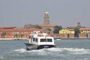 Boot vor Murano : Auf der in der Lagune von Venedig liegenden Insel arbeiten viele Weltbekannte Glaskünstler. Ein Schnellboot nähert sich der Insel. Aufgenommen am 14. Mai 2009 auf der Insel Murano