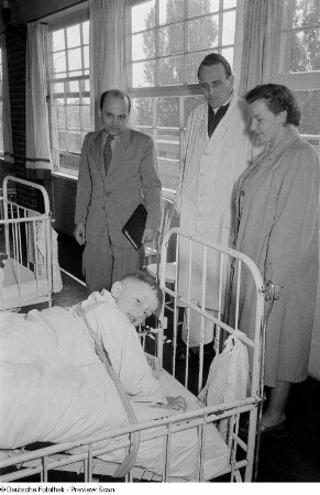 Am Krankenbett eines körperlich behinderten Jungen