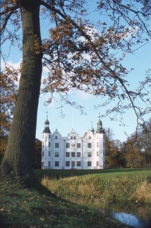 Gartenseite mit Wassergraben