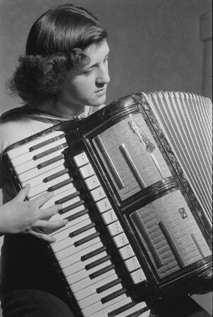 Musikinstrumentenbau Klingenthal : Musikinstrumentenbau Markneukirchen. Mädchen, auf einem Akkordeon Weltmeister S5 spielend (VEB Klingenthaler Harmonikawerke)