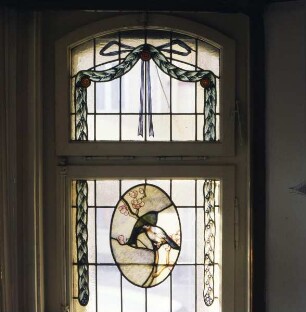 Erkerfenster — Südwestliches Fenster. Oval mit Vogel auf einem Zweig