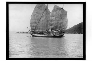 Segelschiff auf dem Meer : Südthailand. Dschunke auf dem südchinesischen Meer nahe der Küste, 1912/1913