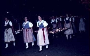 Basel (Schweiz): Farbige Gruppe mit Lichterelefant (Rübenlichter)