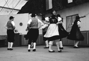 Bernau: Bauern-Trachtentänze auf Bühne im Festzelt