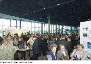 Tagungsteilnehmer vor dem Messestand Verein Deutscher Bibliothekare e. V.