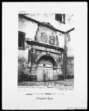 Kellerportal, Pilasterrahmung mit Postamenten und Architrav, darüber ein Aufsatz mit zwei Wappen