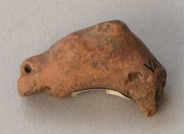 Figurine en argile (fragment de récipient)