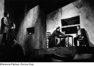 Szenenbilder aus dem Stück "Die Gewehre der Frau Carrar" von Bertolt Brecht am Hebbel-Theater Berlin