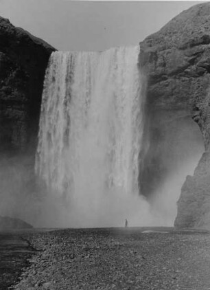Lotte Ehrhardt am Skógafoss, Island