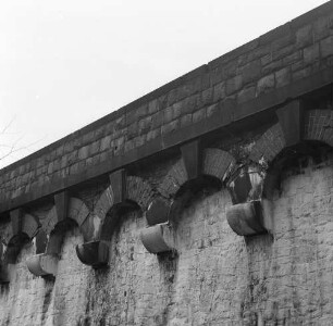 Chemnitz-Einsiedel. Talsperre Einsiedel (1891/1894). Staumauer. Luftseite. Detail: Brückenkopf mit Rundbogenverzierung