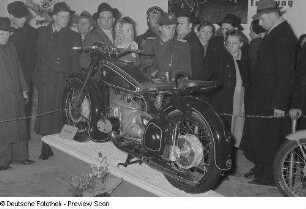 Besucher vor einem Motorrad des Typs IFA-BK350