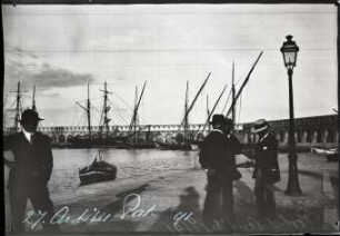 Männer im Hafen von Antibes