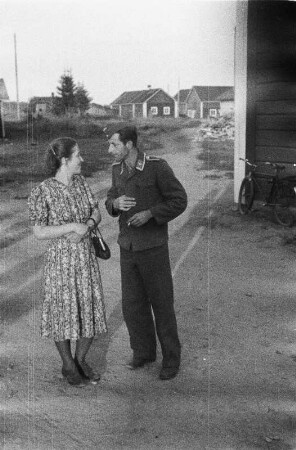 Frau und Mann : Ein Frau unterhält sich mit einem Mann in Uniform.