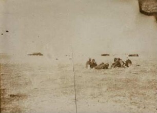 Männer und Zelte : Kurdische Männer im Gras sitzend. Im Hintergrund Zelte.
