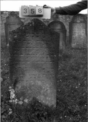 Grabstein 358 (Index: 100107288) Material: grauer Sandstein Zustand: stark verwittert, teilweiser Textverlust Maße HxBxT: 122x61x14 cm Beschreibung: Stele, geschwungener Bogenabschluß: Grabstein 358