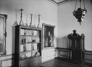 Schloss Moritzburg, Inneres, Raum mit kirchlichem Zinn, Teil der Demiani-Sammlung