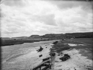 Am Fluss : Lkw am Rande der Mosel an einem Lastkahn