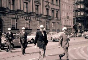 Hamburg: Journalisten mit Schutzhelmen auf dem Jungfernstieg