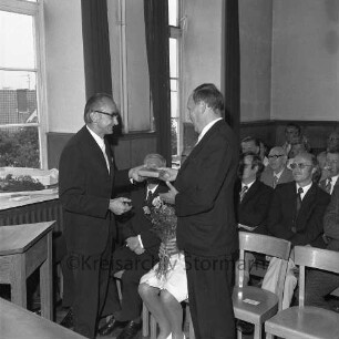 Amtsgericht: Königstraße: Verabschiedung Amtsrichter Eduard Dehns: Leiter des Amtsgerichts Richter Werner Finke überreicht Eduard Dehns ein Präsent: auf Stuhlreihen , Mitarbeiter und Funktionsträgern
