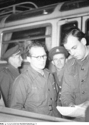 Erich Honecker, Vorsitzender der FDJ verabschiedet in Schmilka eine Friedensstafette, die ihre Botschaft zu einem internationalen Kongress in Wien bringt, 1952
