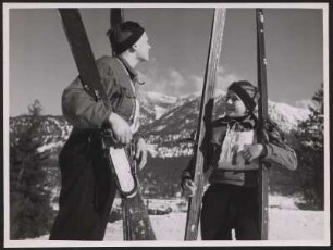 Zwei Hitlerjungen mit Skiern in Garmisch-Partenkirchen
