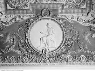 Gewölbedekoration mit ornamentalen Stukkaturen, Stuckreliefs und gemalten Putten von Pietro Carrarini?, Detail: Sitzender Dichter