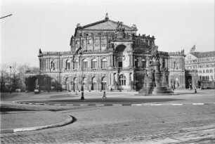 Dresden-Altstadt, Theaterplatz. Opernhaus (1871-1878; M. Semper nach G. Semper). Ansicht mit Reiterdenkmal König Johanns