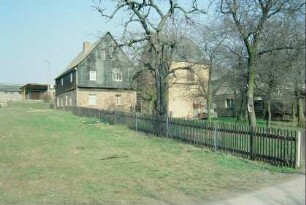 Gehöft mit umzäuntem Garten, Obstbäumen