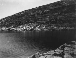Küste : Blick auf die abfallende Küste bei Veli Lošinj mit Verwerfungen
