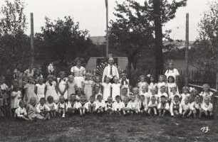 Festwiese. Nr. 13: Gemischte Kindergruppe vor Schießscheibe
