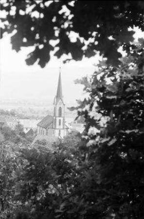 Gunsbach: Kirche am Weg zum Albert-Schweitzer-Denkmal, durch Äste
