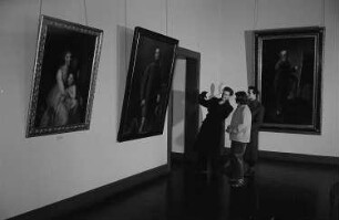Blick in die Ausstellungsräume des Bildermuseums im Gebäude des ehemaligen Reichsgerichtes in Leipzig, Besucher betrachten ein Gemälde