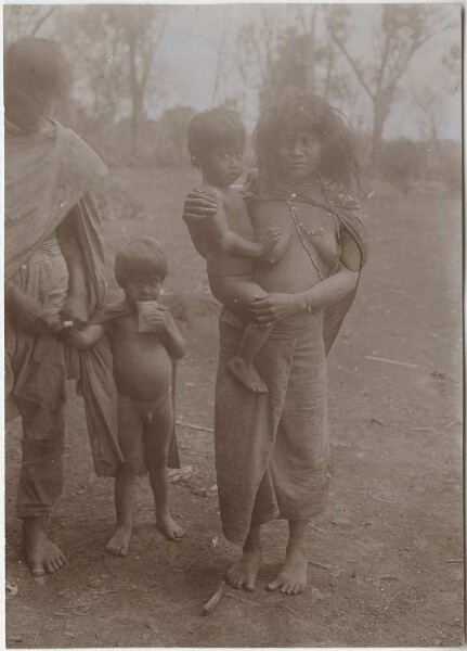 Femme kainguá avec enfants