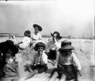 Am Strand spielende Kinder