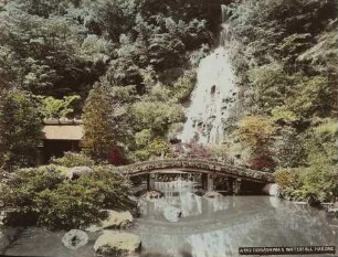 Wasserfall aus dem DOGASHIMA-Fluß mit Brücke