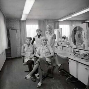 Friseusen : Grimma. Portrait von vier Friseusen in ihrem Friseursalon