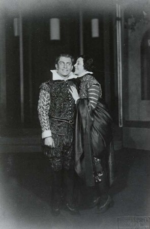 "Was ihr wollt" von William Shakespeare.Felix Steinböck als Herzog Orsino und Alice Verden als Viola. Staatsschauspiel Dresden, Neueinstudierung 03.04.1930